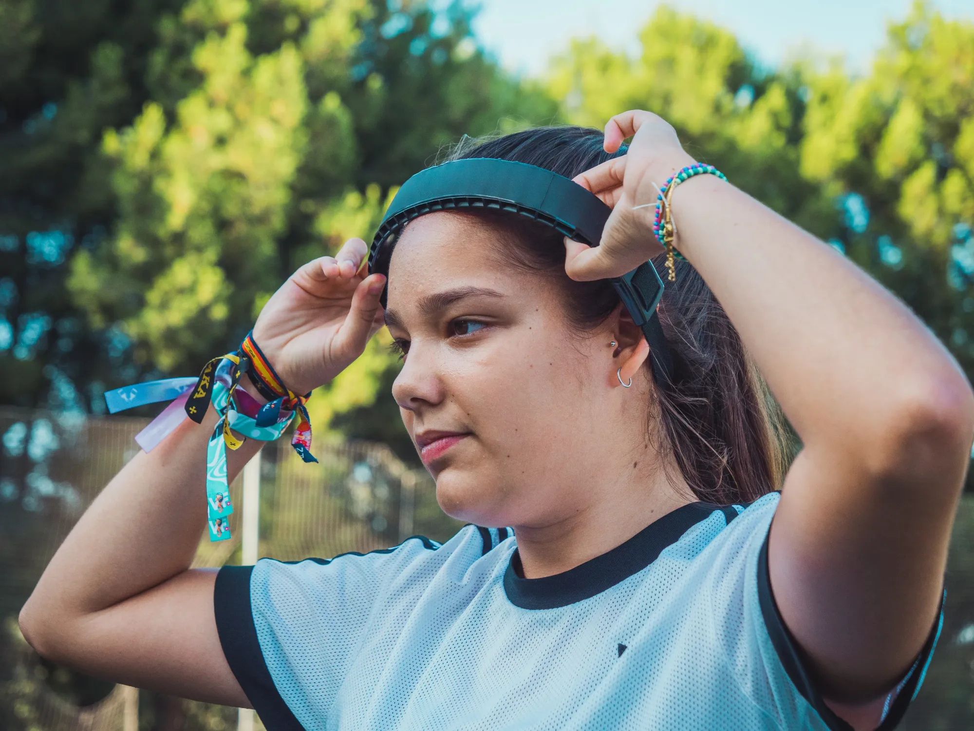 Niña usando una cinta para la cabeza de fútbol