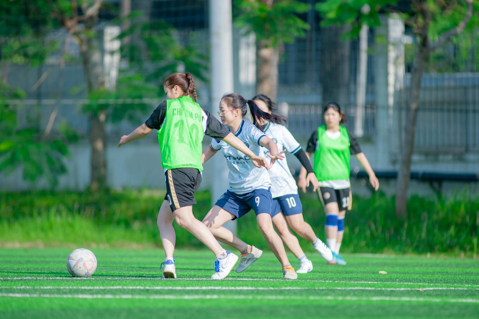 Niñas realizando un ejercicio para mejorar la salida de balón en fútbol