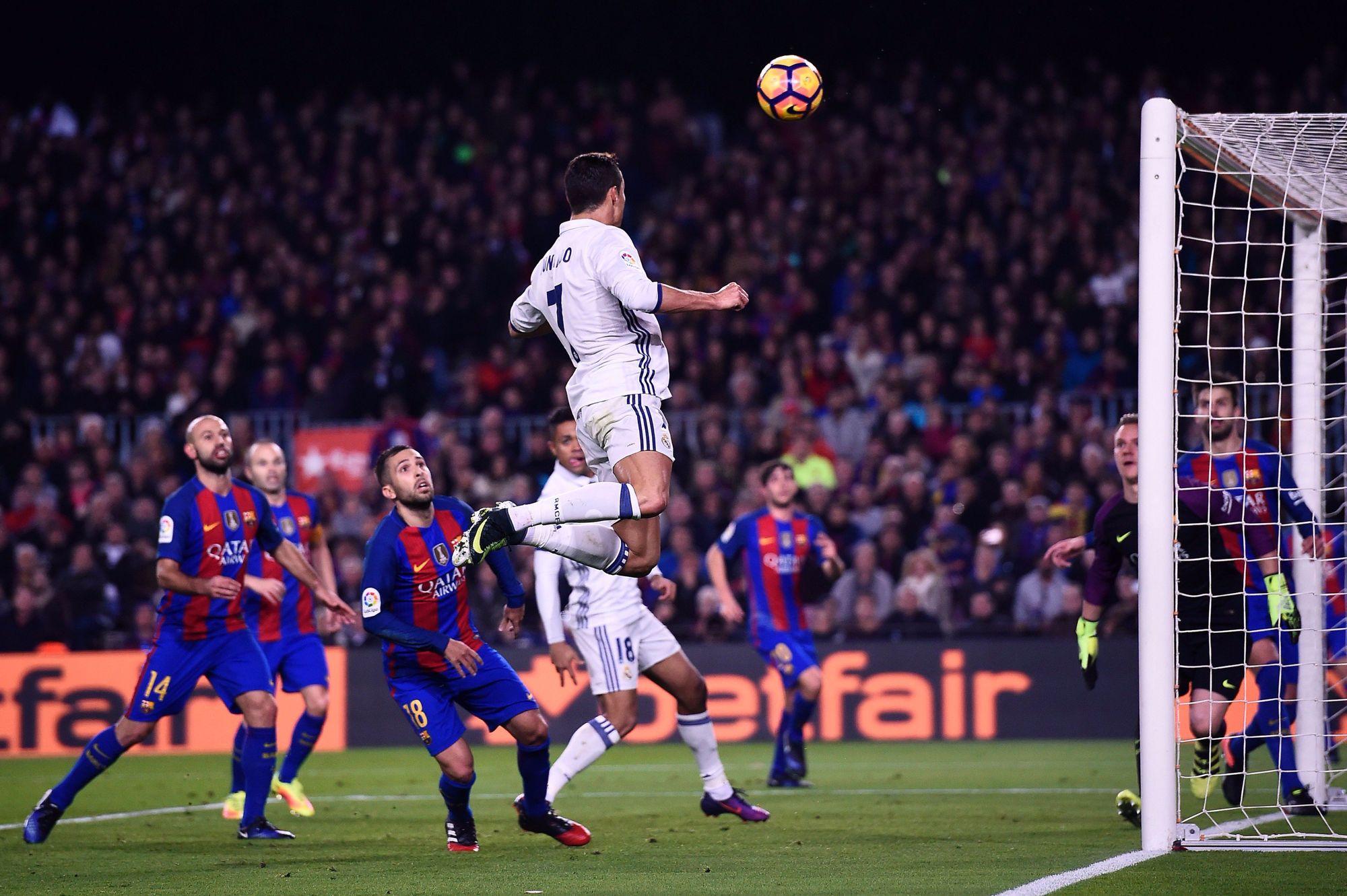 Salto de Cristiano Ronaldo ante el FC Barcelona