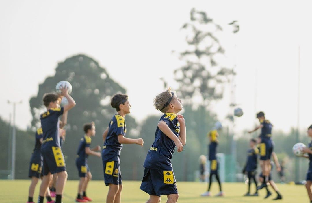 Jugadores infantiles jugando al fútbol con la cinta Proteckthor