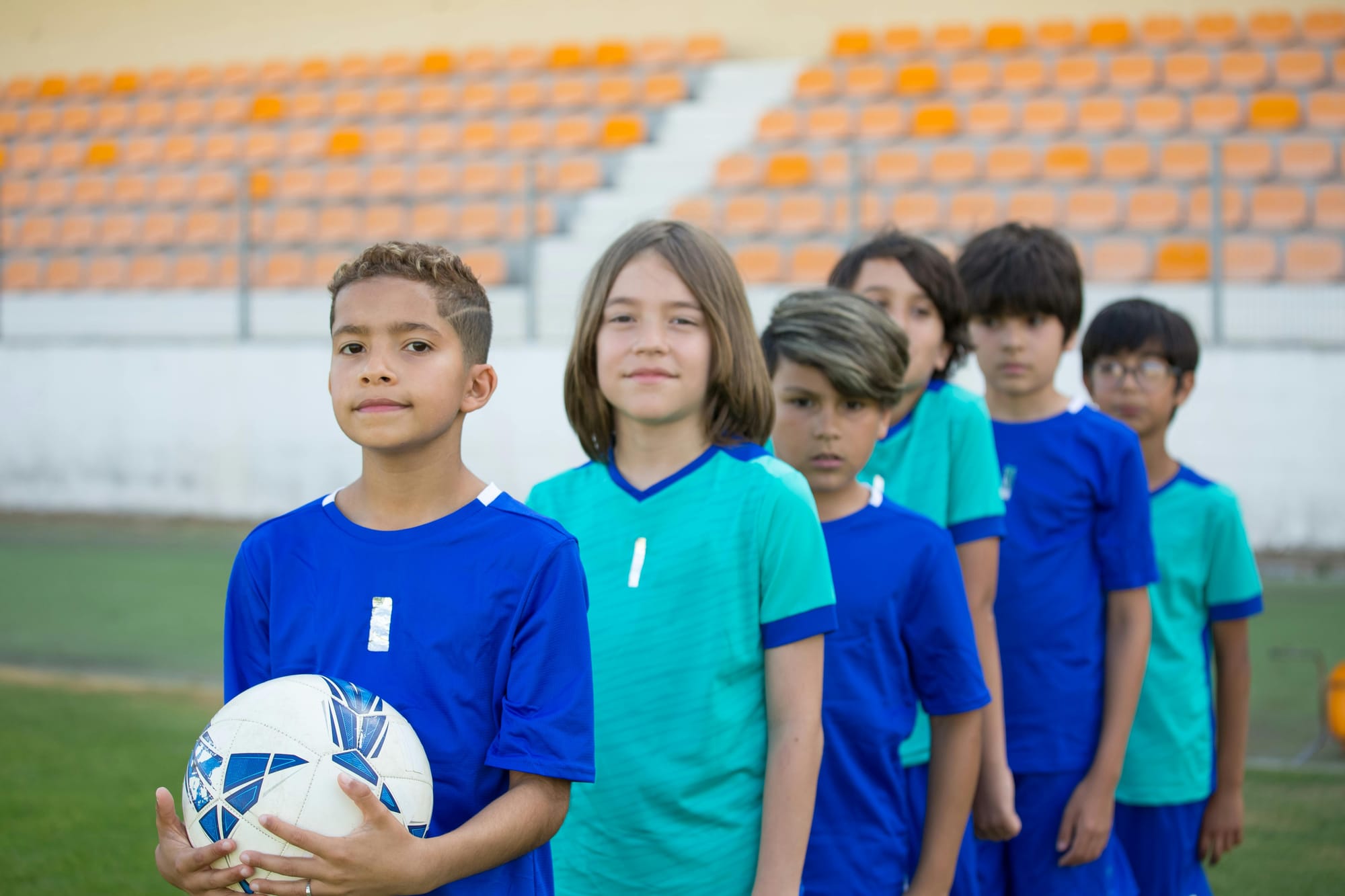 Niños que muestran pasión por el fútbol