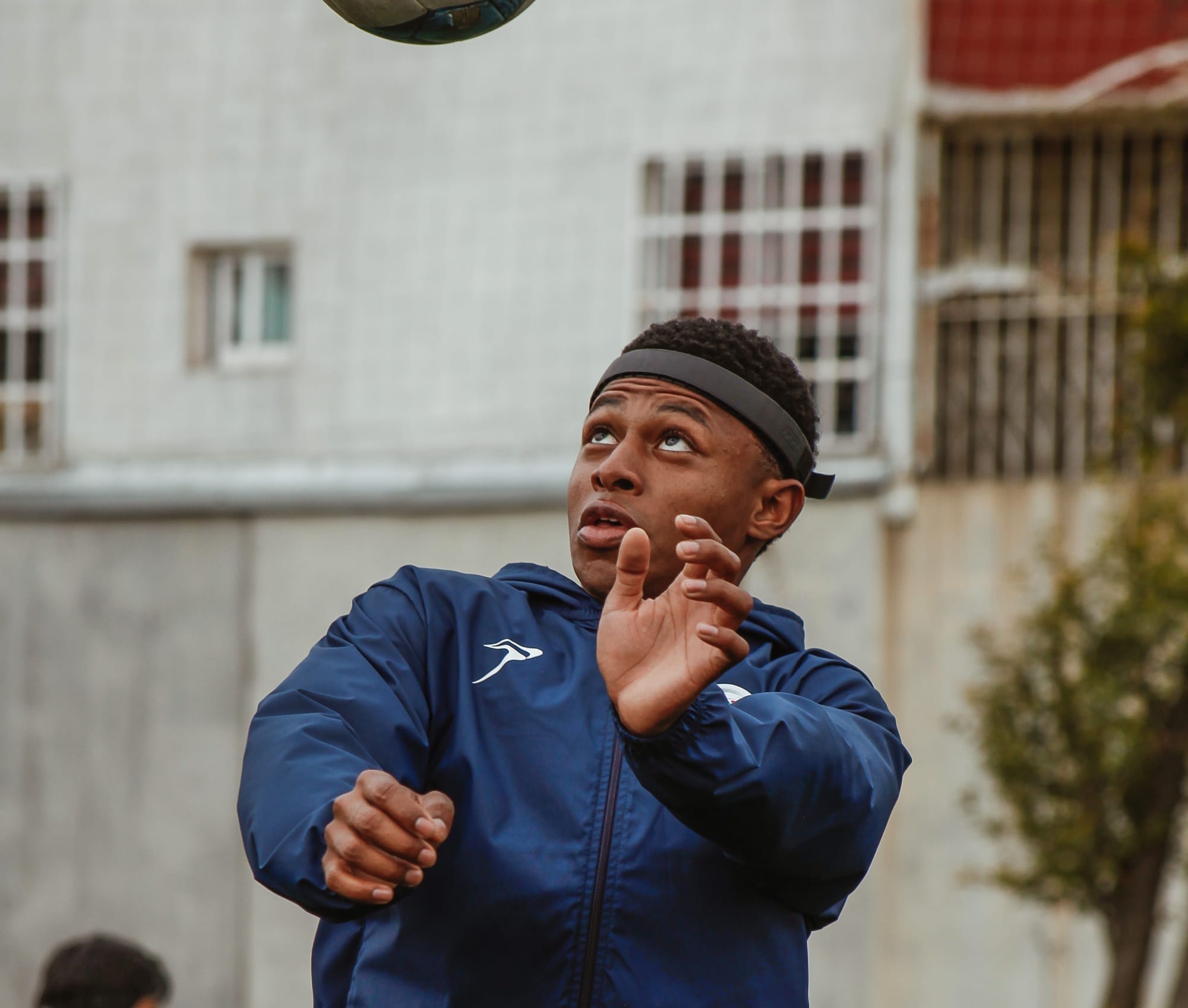 Jugador usando Proteckthor, una cinta para fútbol