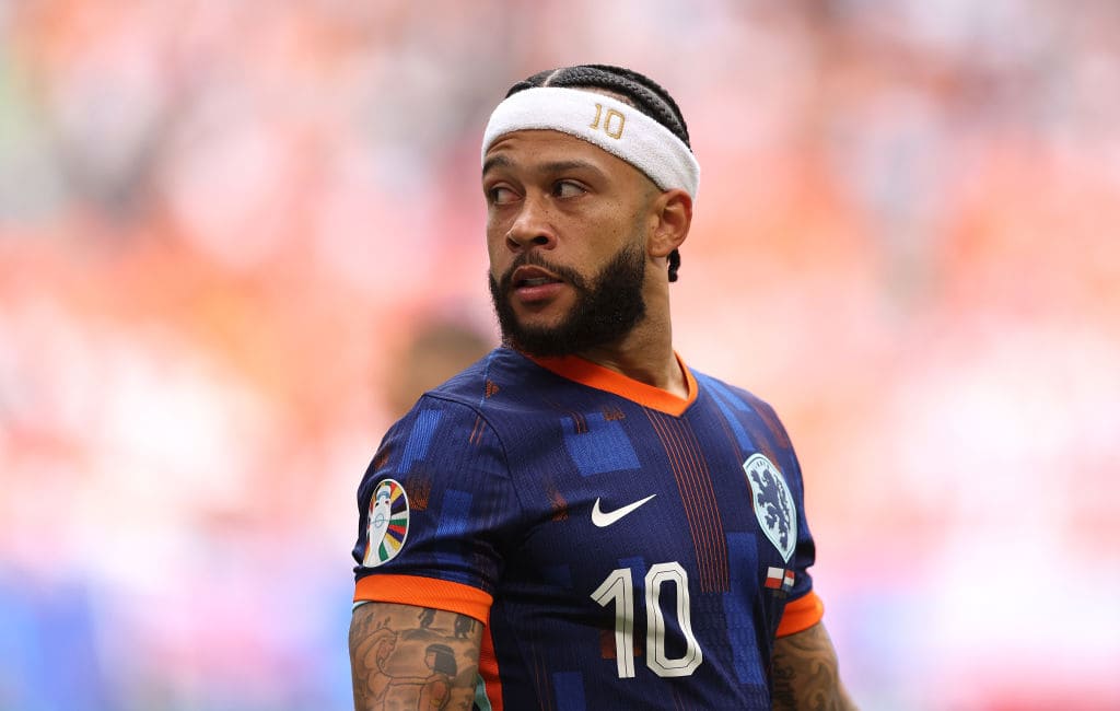 Memphis Depay con una cinta de pelo para fútbol