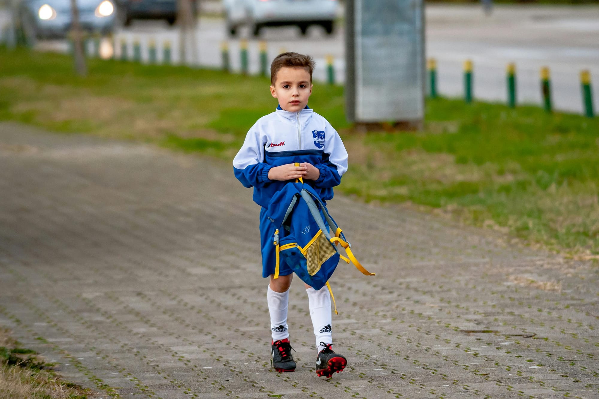 Niño preparándose para hacer un entrenamiento de fútbol