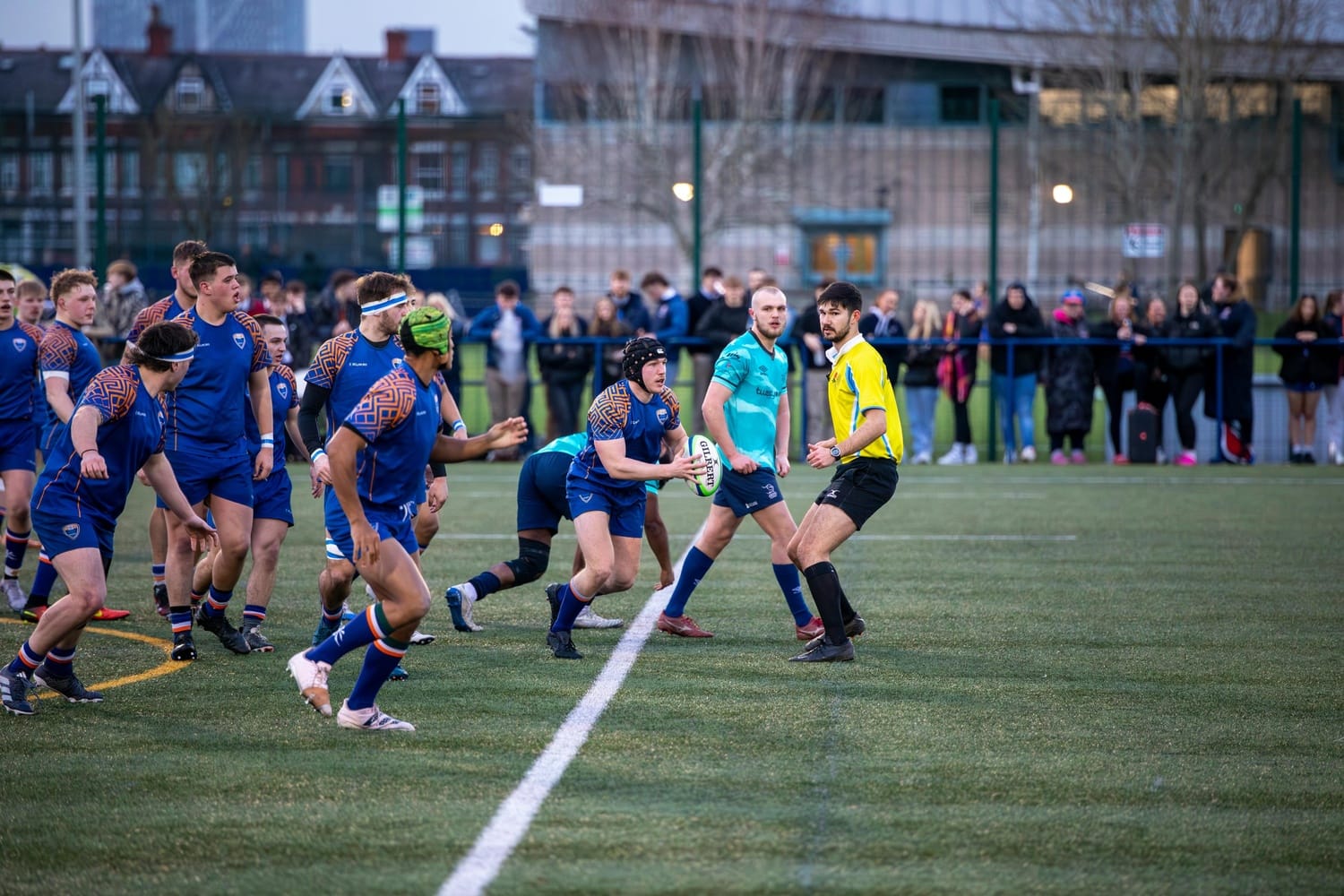 Jugadores con casco de rugby por Ollie Craig