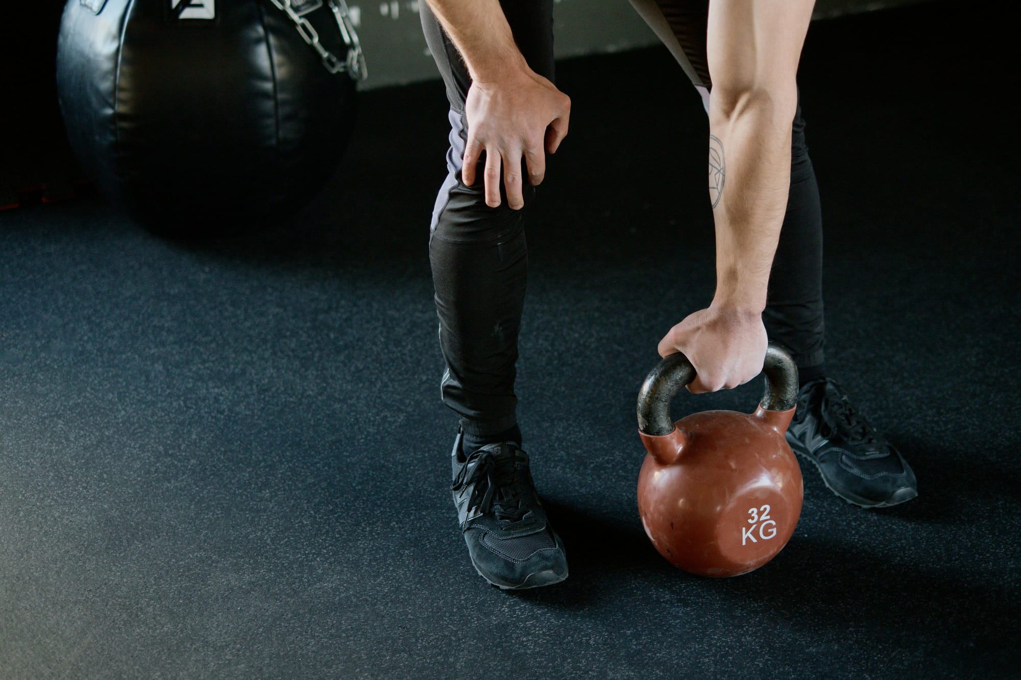 Entrenamiento con pesas para mejorar la forma física en fútbol