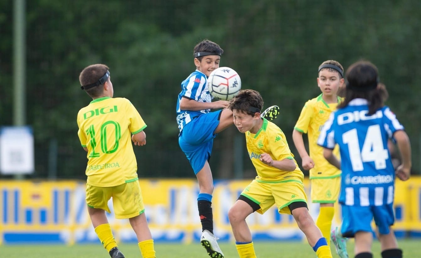 Jugadores cadetes de fútbol usando Proteckthor