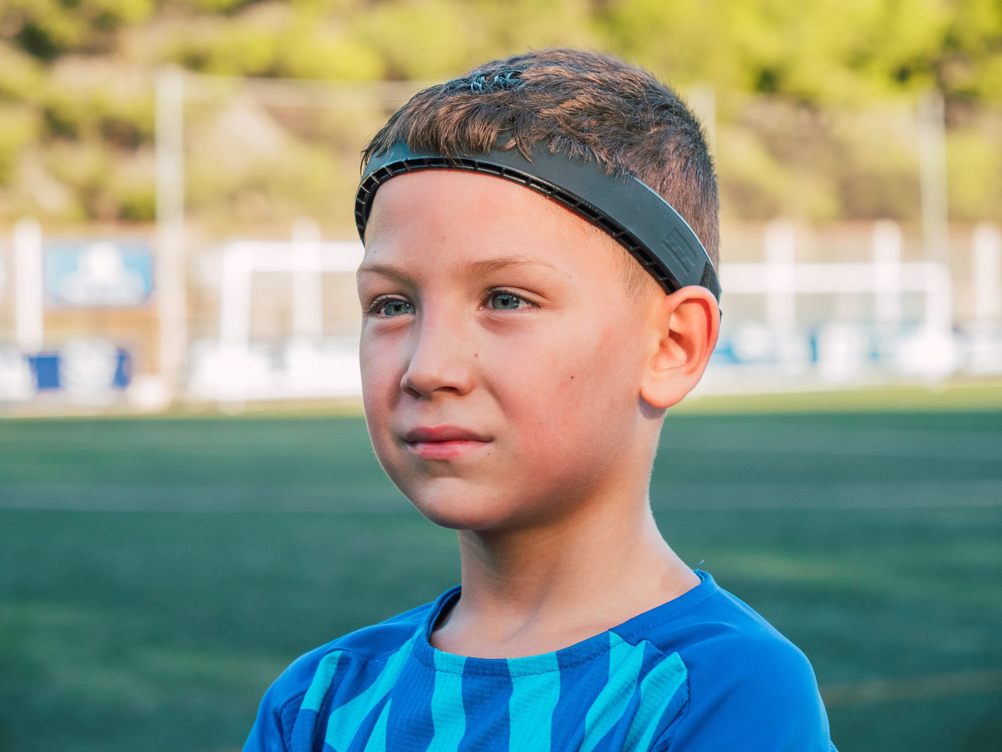 Futbolista con cinta Proteckthor sonriendo listo para jugar