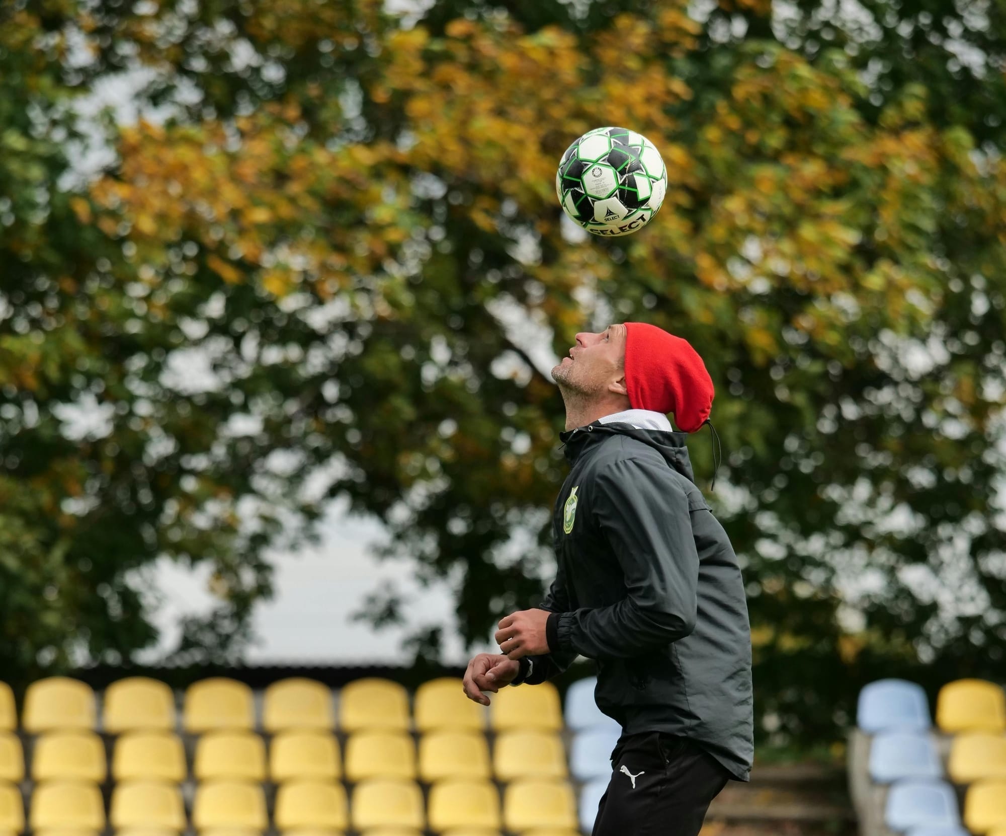 Jugador de fútbol rematando de cabeza durante un entrenamiento