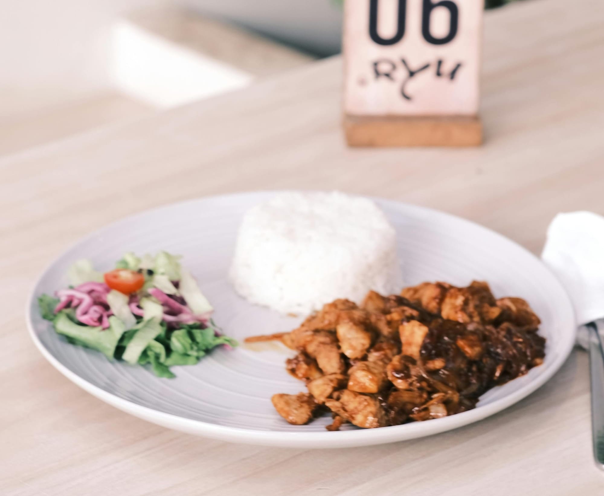 Plato con arroz, pollo y ensalada para futbolista”