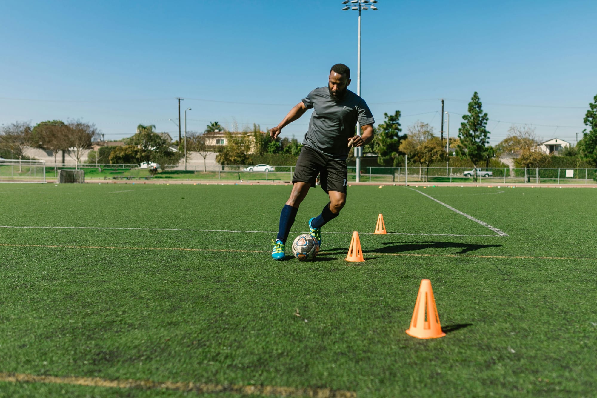 Jugador de fútbol entrenando para mejorar su visión