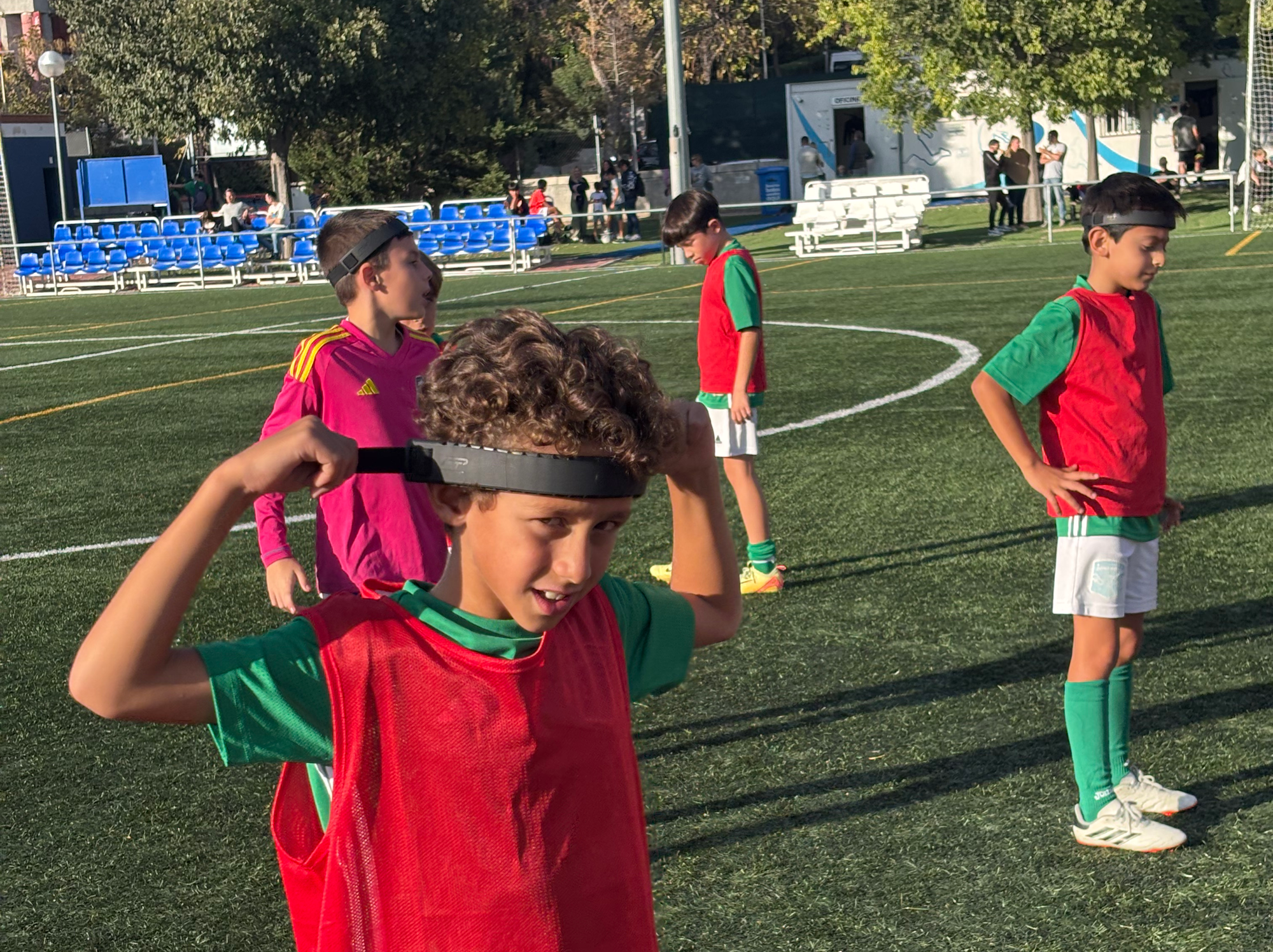 Futbolistas entrenando con protección cerebral para maximizar beneficios del deporte