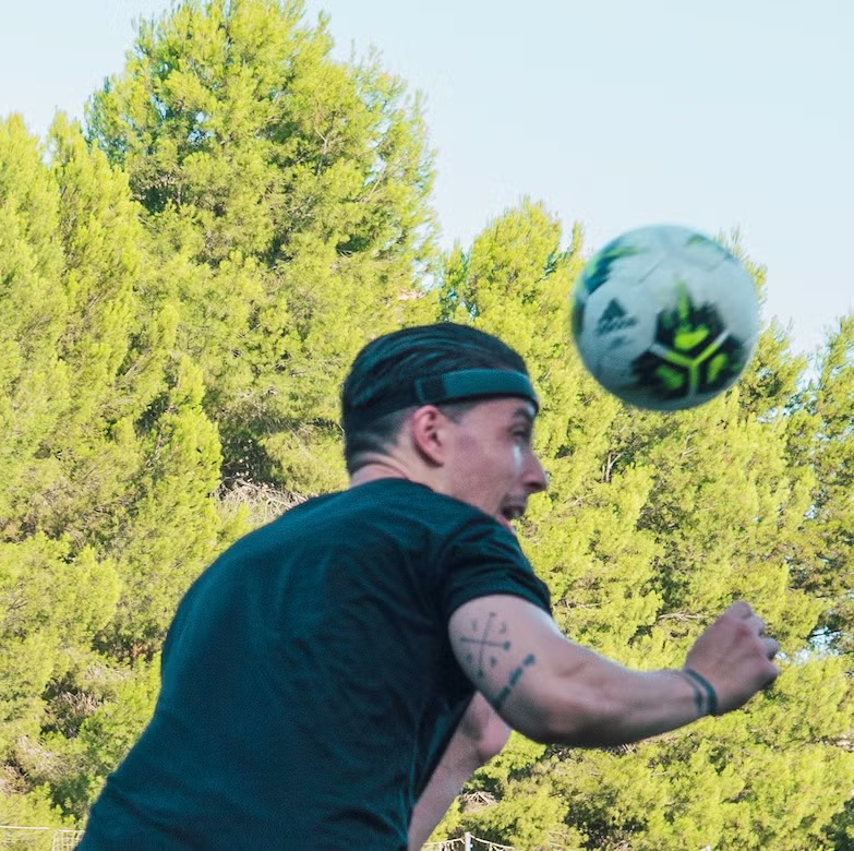 El invento español que salva el cerebro de los futbolistas: "Estaría bien que Cristiano o Messi lo llevaran para dar ejemplo"