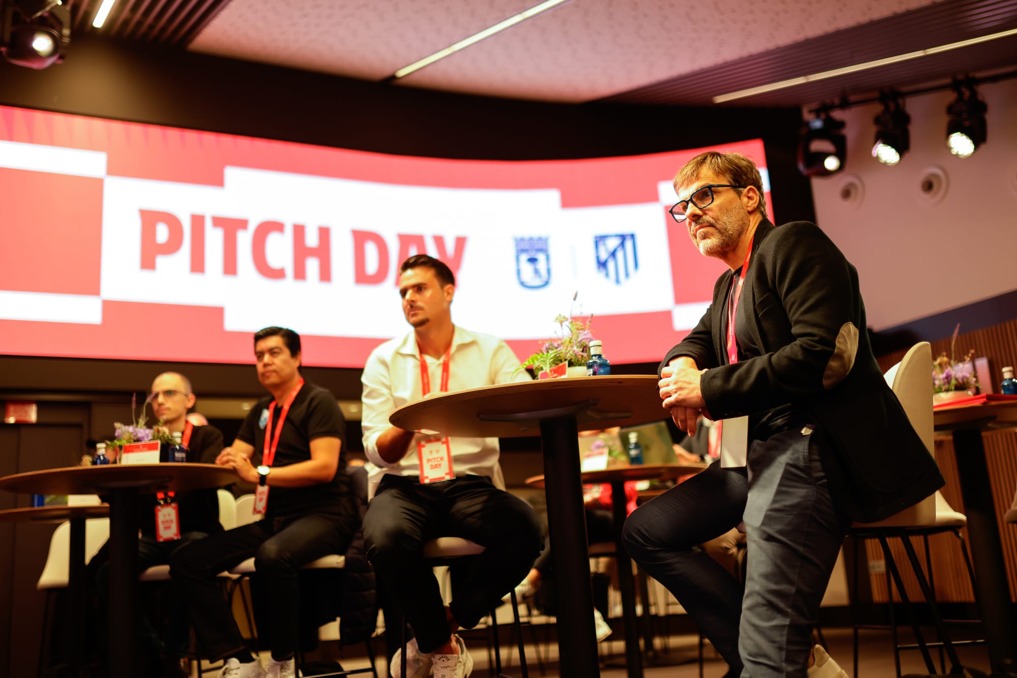 Presentación de startups de innovación deportiva en el Riyadh Air Metropolitano ante representantes del Atlético de Madrid