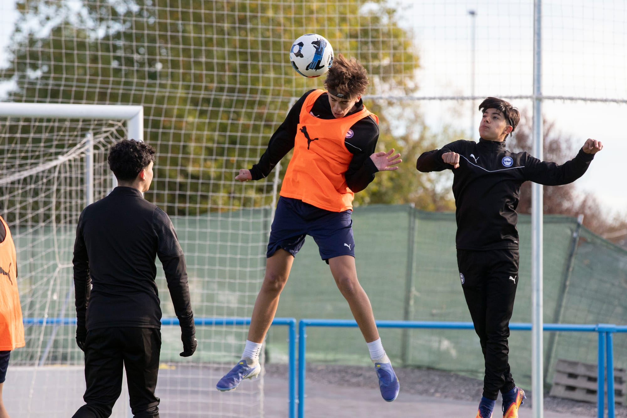 Proteckthor B1 protegiendo la cabeza durante el remate