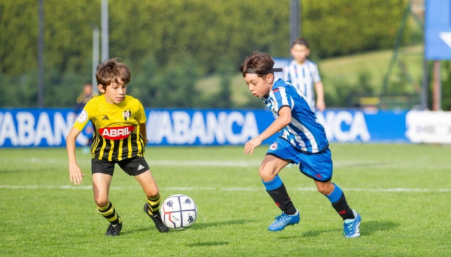 Niños jugando al fútbol entrenando la salida de balón