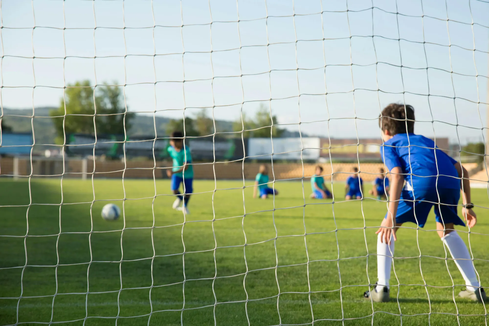 Niños jugando al fútbol