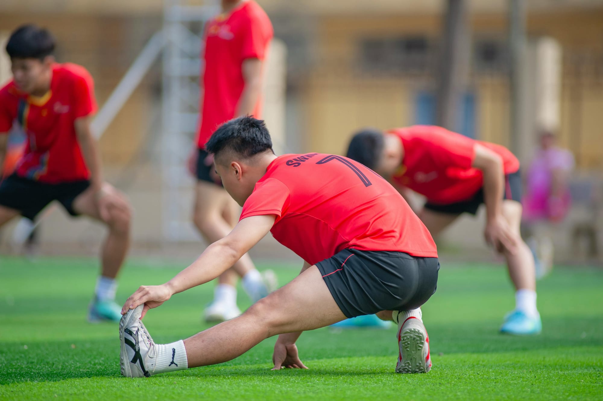 Jugador de fútbol realizando un beneficioso estiramiento