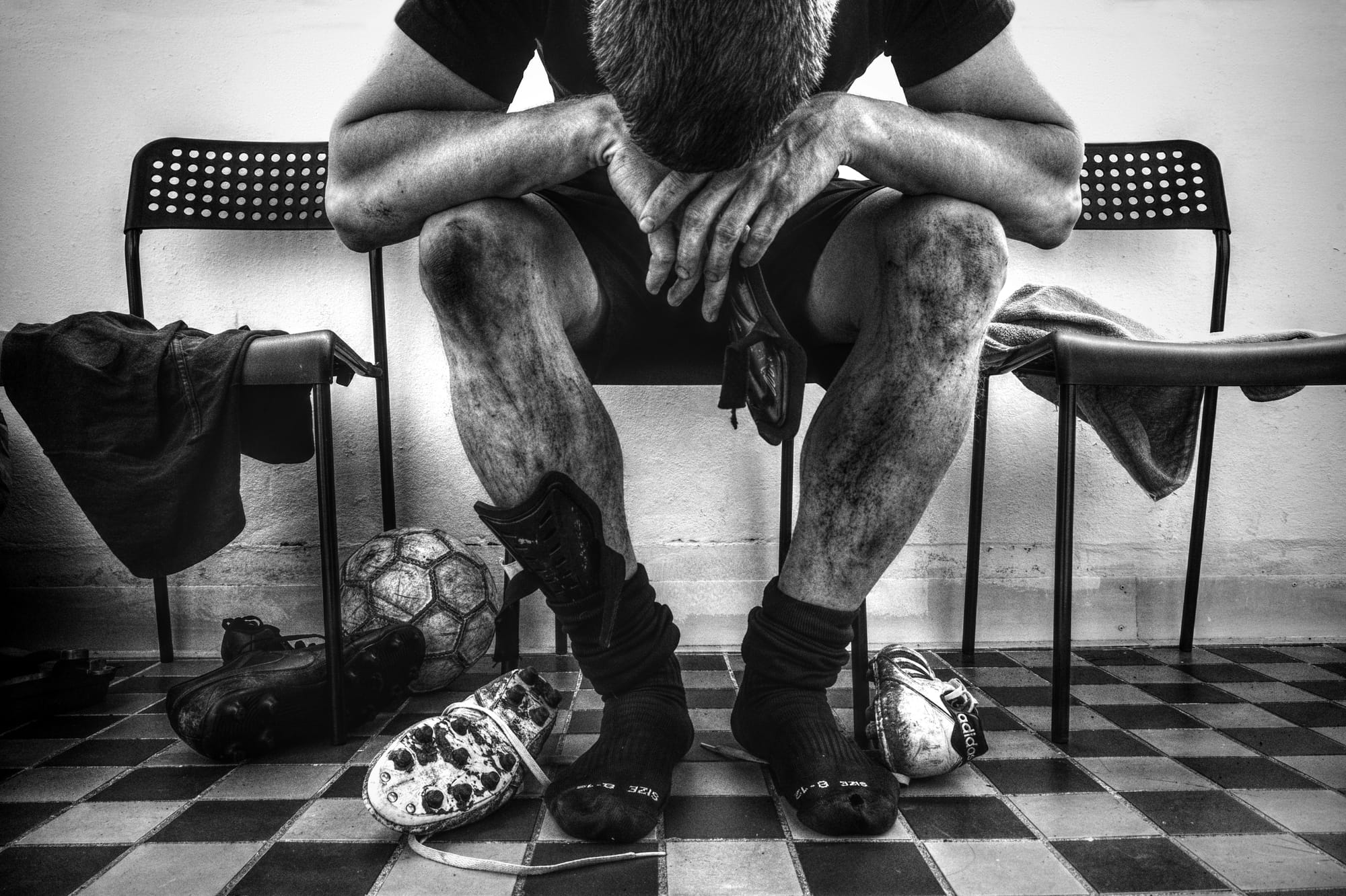 Foto de jugador de fútbol triste, una de las desventajas del fútbol