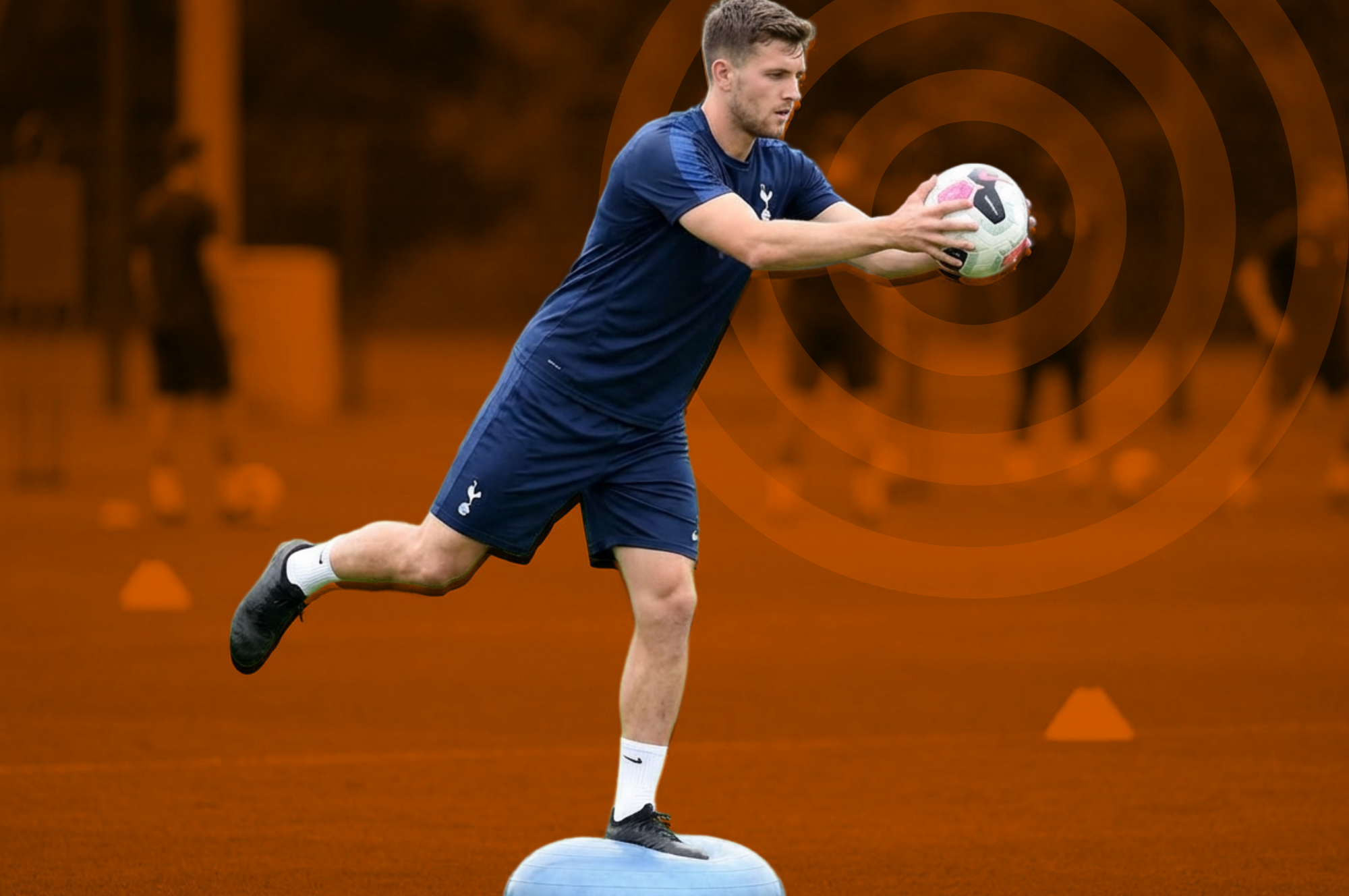 Jugador haciendo equilibrio sobre una pierna con un balón.