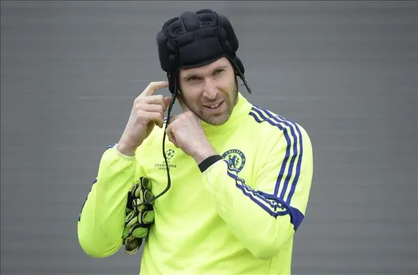 Petr Cech  poniéndose un casco de fútbol