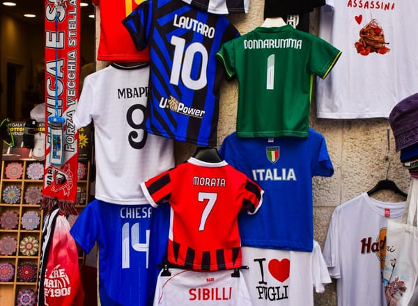 Foto de camisetas, gorras, bufandas y otros accesorios de fútbol para niños