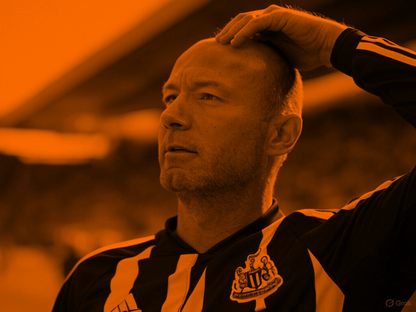 Alan Shearer leyenda del fútbol inglés, sufre daños cerebrales asociado con los cabezazos