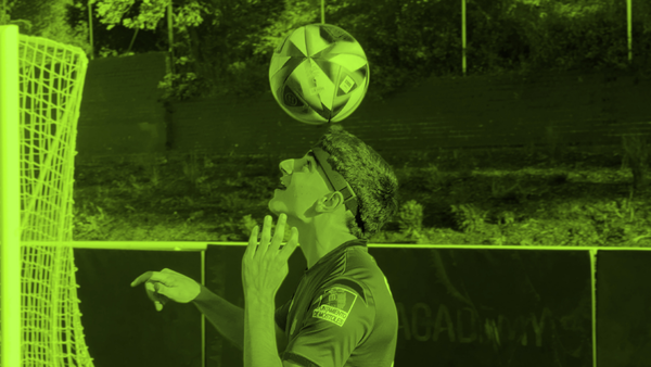 Jugador de fútbol usando una cinta de protección para la cabeza