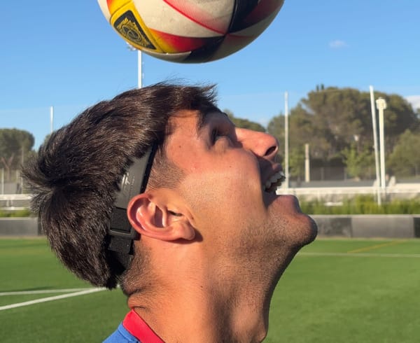 Futbolista jugando con la cabeza levantada, usando cinta protectora Proteckthor