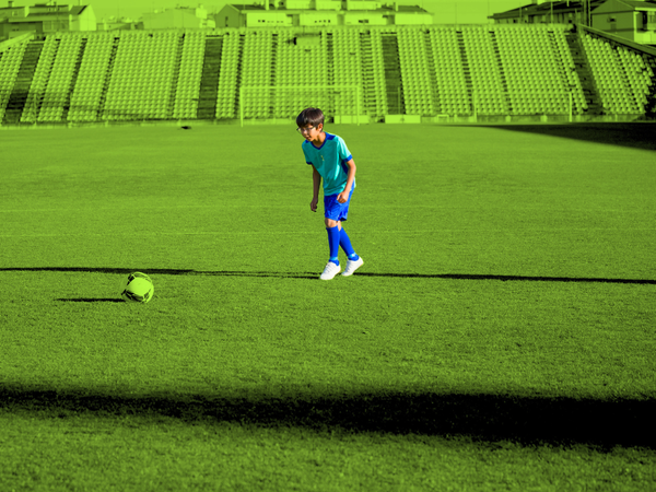 Jugador de fútbol usando su visión periférica cuando realiza un tiro
