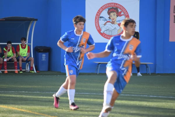 Niño usando cinta protectora Proteckthor B1 en un partido