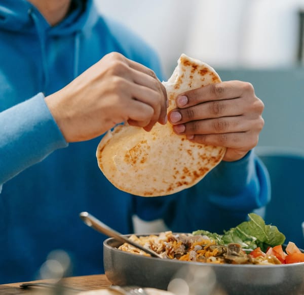 Joven futbolista desayunando antes del entrenamiento