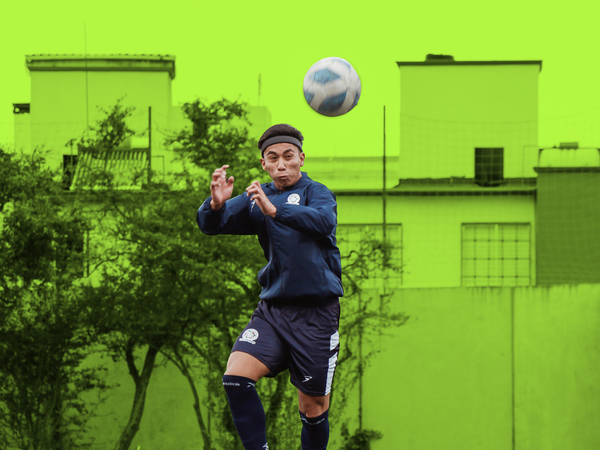 Futbolista usando equipamiento de protección demostrando disfrute del juego seguro