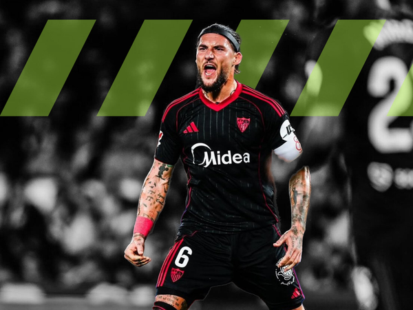 Nemanja Gudelj jugando con la cinta protectora Proteckthor en un partido de LaLiga con el Sevilla FC