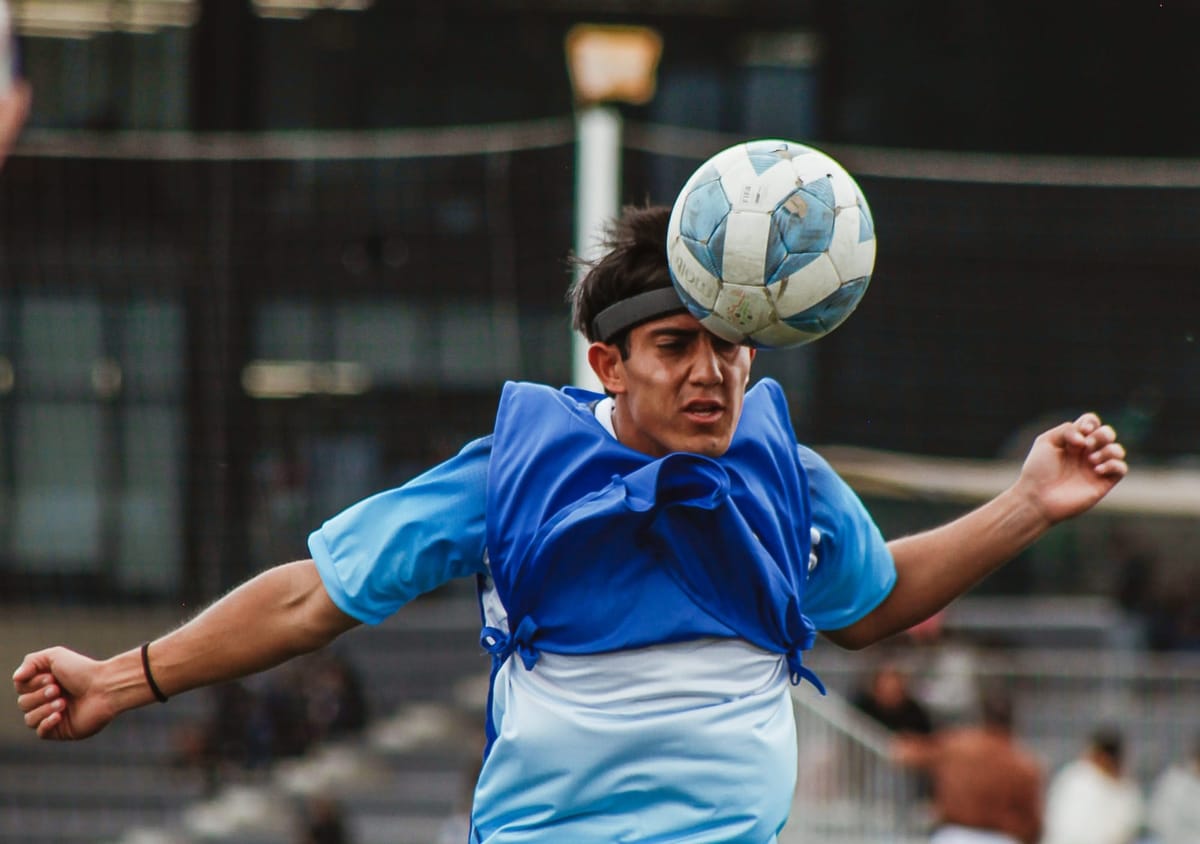 El invento español que salva el cerebro de los futbolistas: "Estaría bien que Cristiano o Messi lo llevaran para dar ejemplo"